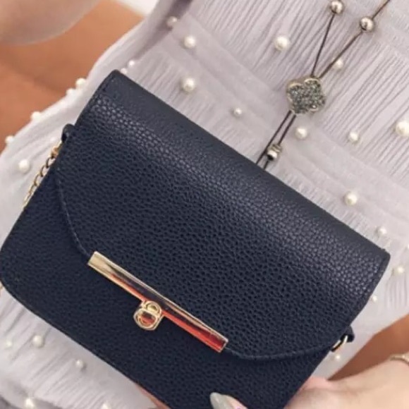 🆕 Poppy Crossbody Bag - Blk with Gold Chain - Picture 2 of 8